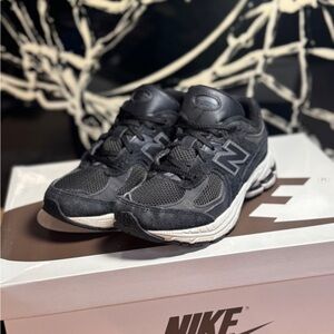 New Balance 2002r all Black 13C